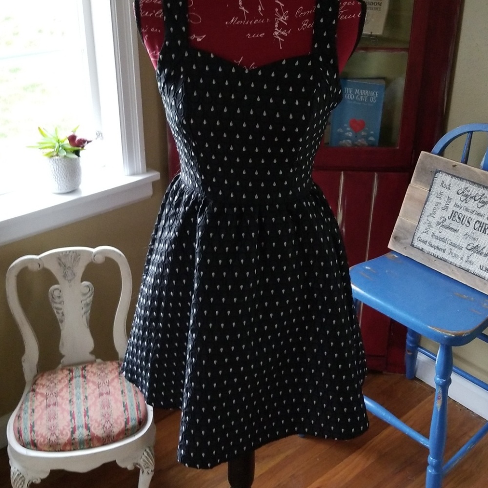 Beautiful Dress! - Picture 2 of 6